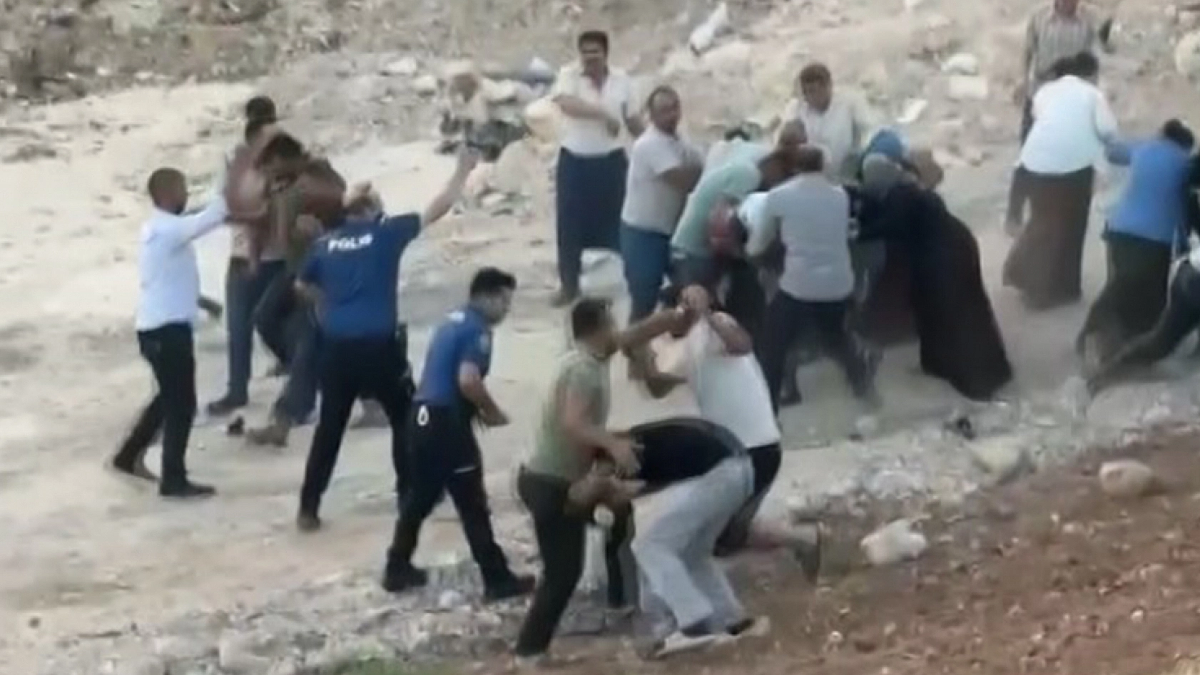İki grup arasında taşlı sopalı meydan kavgası