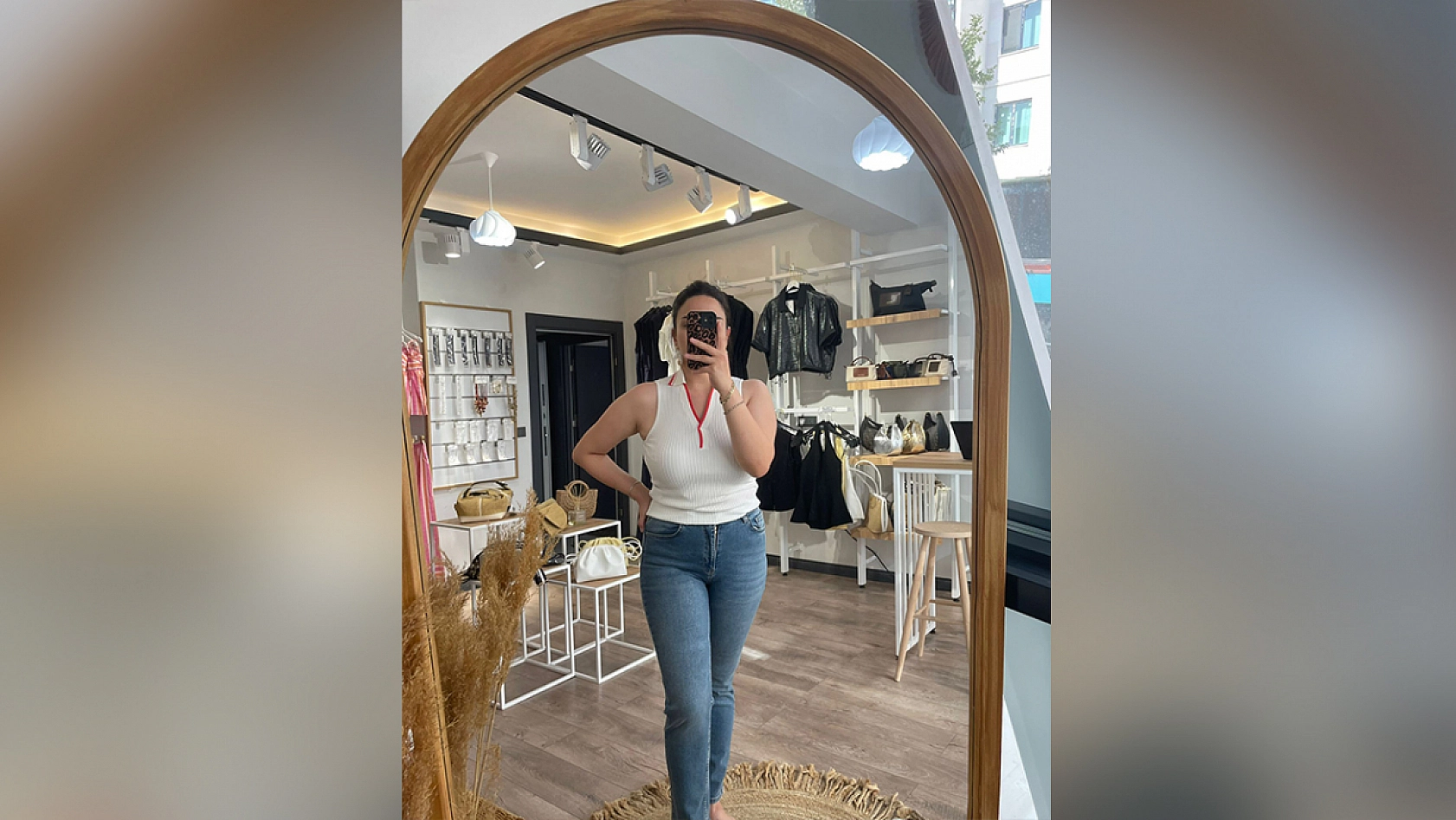 Elazığ'da bir butik büyük indirime gitti: Ürünler kapış kapış gidiyor, kapıda kuyruk bitmiyor