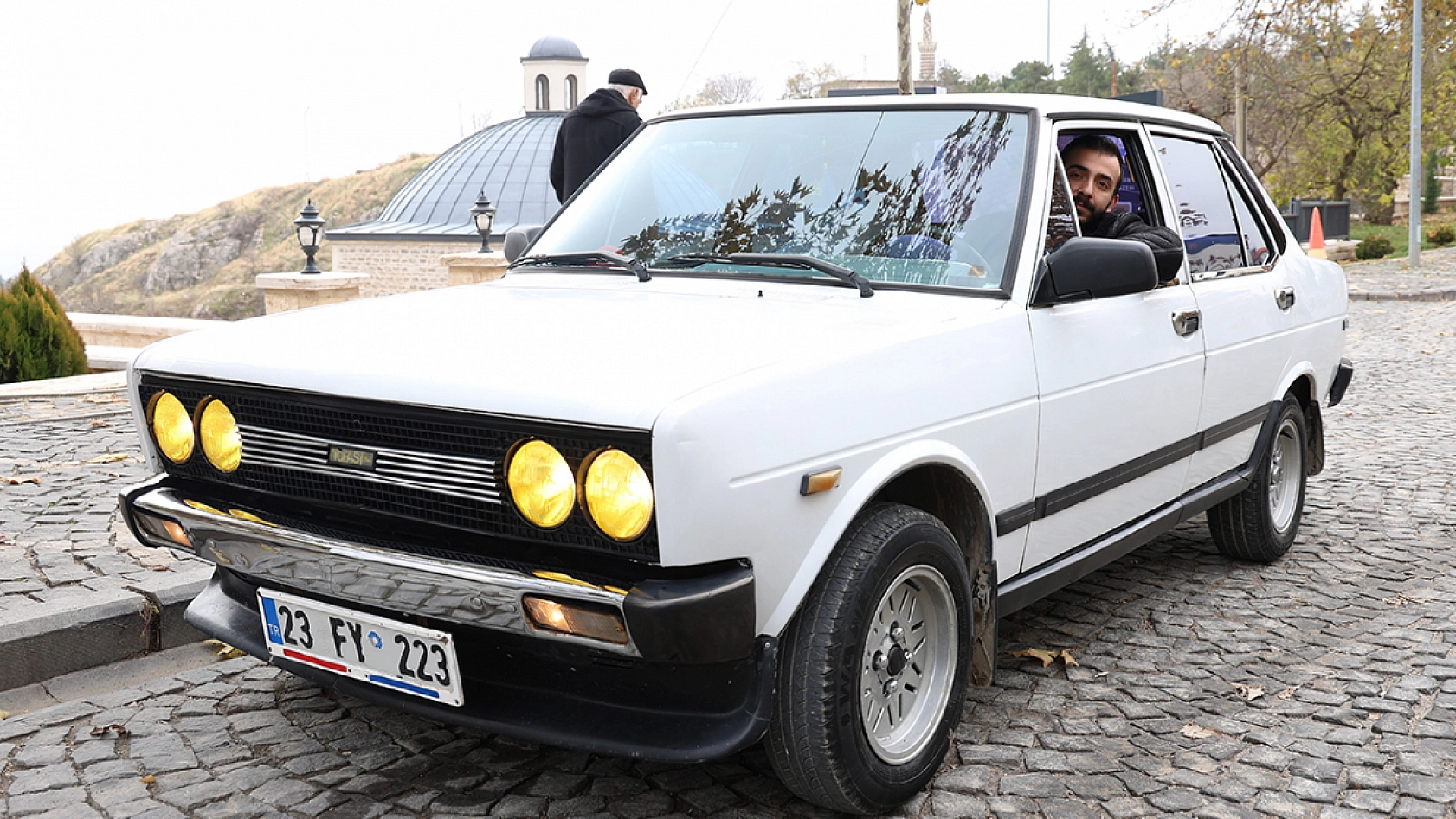 Elazığ'da klasik otomobil aşkı: Arkadaşları ancak galoşla binebiliyor