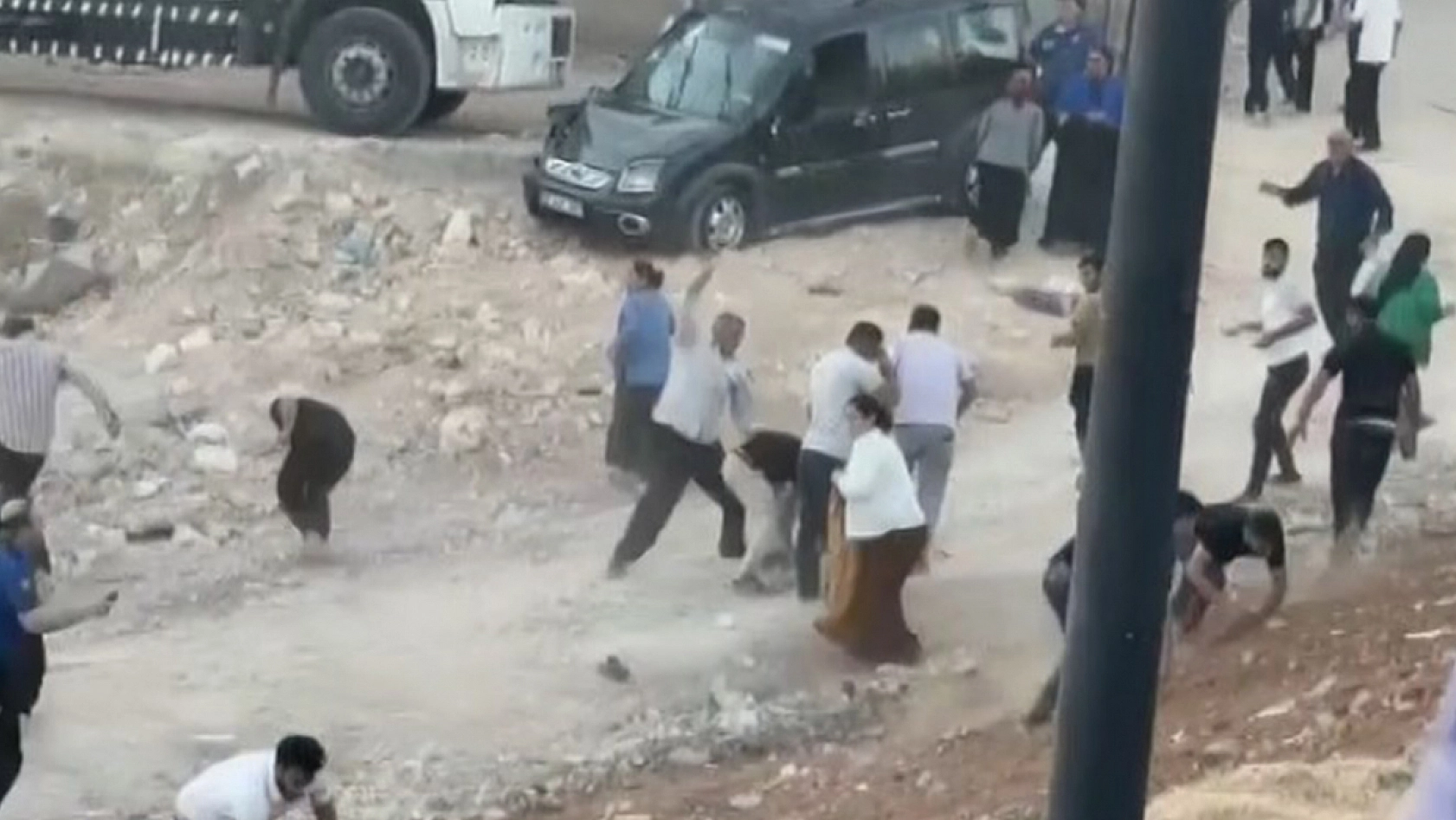 İki grup arasında taşlı sopalı meydan kavgası