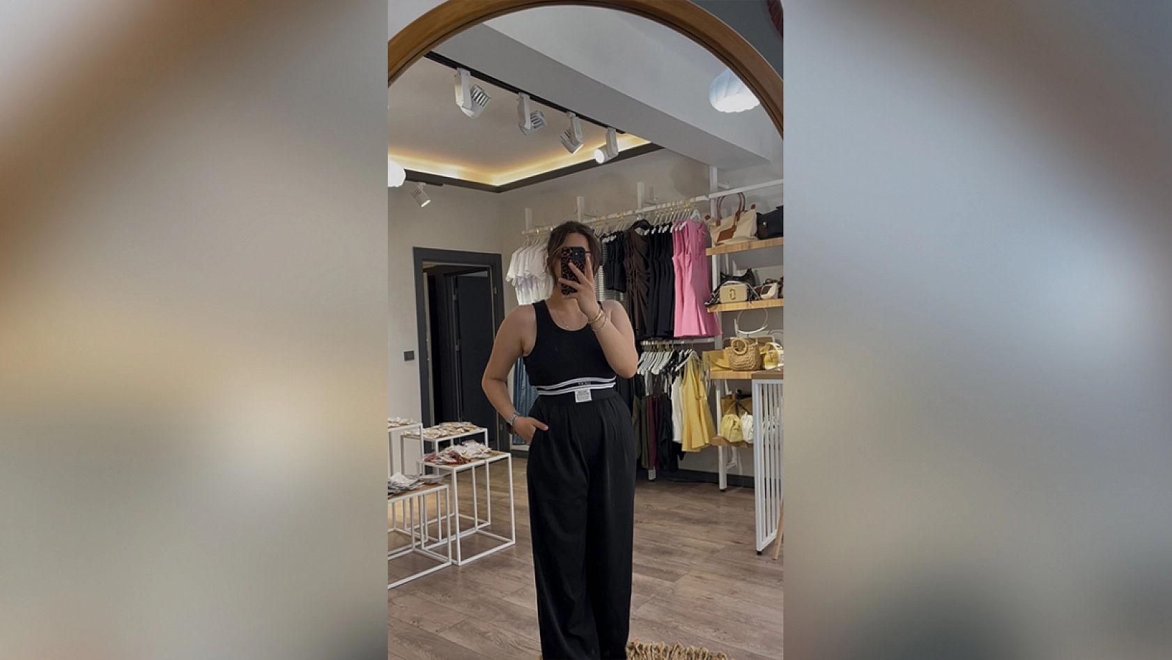 Elazığ'da bir butik büyük indirime gitti: Ürünler kapış kapış gidiyor, kapıda kuyruk bitmiyor