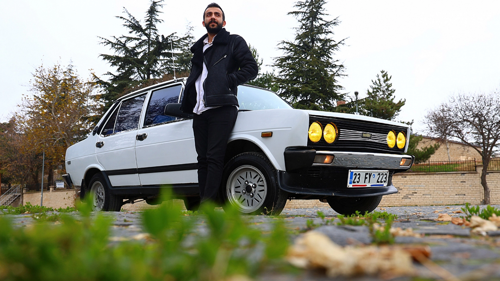 Elazığ'da klasik otomobil aşkı: Arkadaşları ancak galoşla binebiliyor