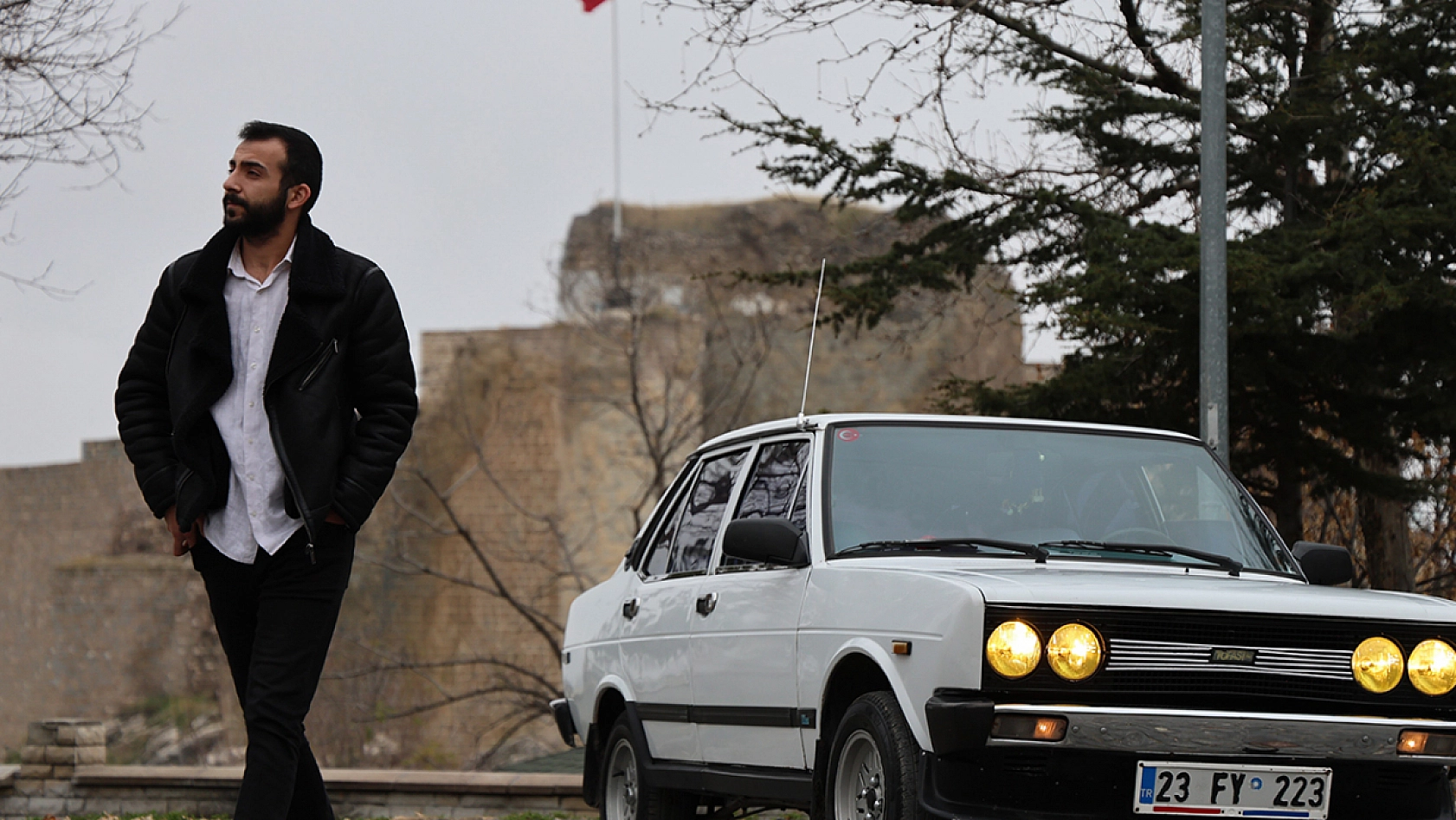 Elazığ'da klasik otomobil aşkı: Arkadaşları ancak galoşla binebiliyor