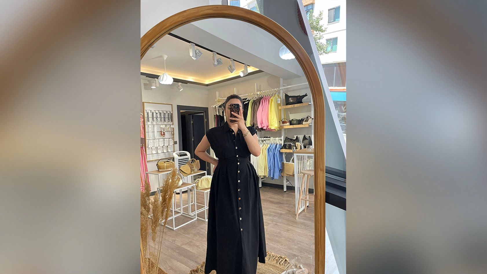 Elazığ'da bir butik büyük indirime gitti: Ürünler kapış kapış gidiyor, kapıda kuyruk bitmiyor