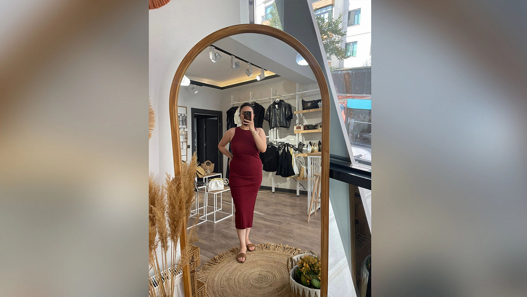 Elazığ'da bir butik büyük indirime gitti: Ürünler kapış kapış gidiyor, kapıda kuyruk bitmiyor