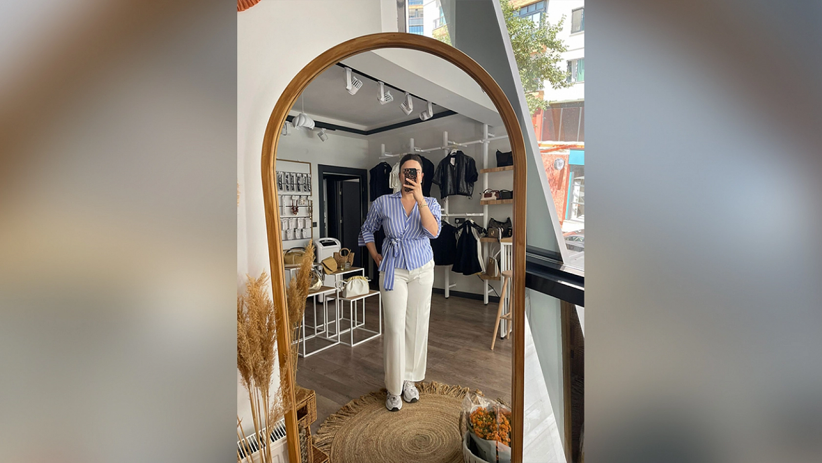 Elazığ'da bir butik büyük indirime gitti: Ürünler kapış kapış gidiyor, kapıda kuyruk bitmiyor