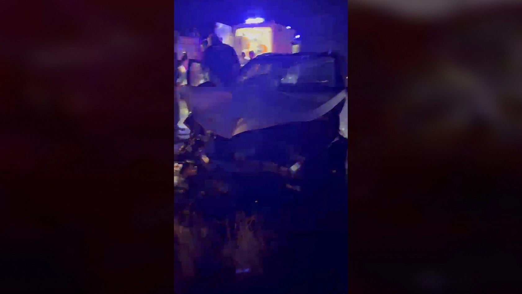 Kovancılar 'da otomobil yolcu durağına çarptı: 2 yaralı