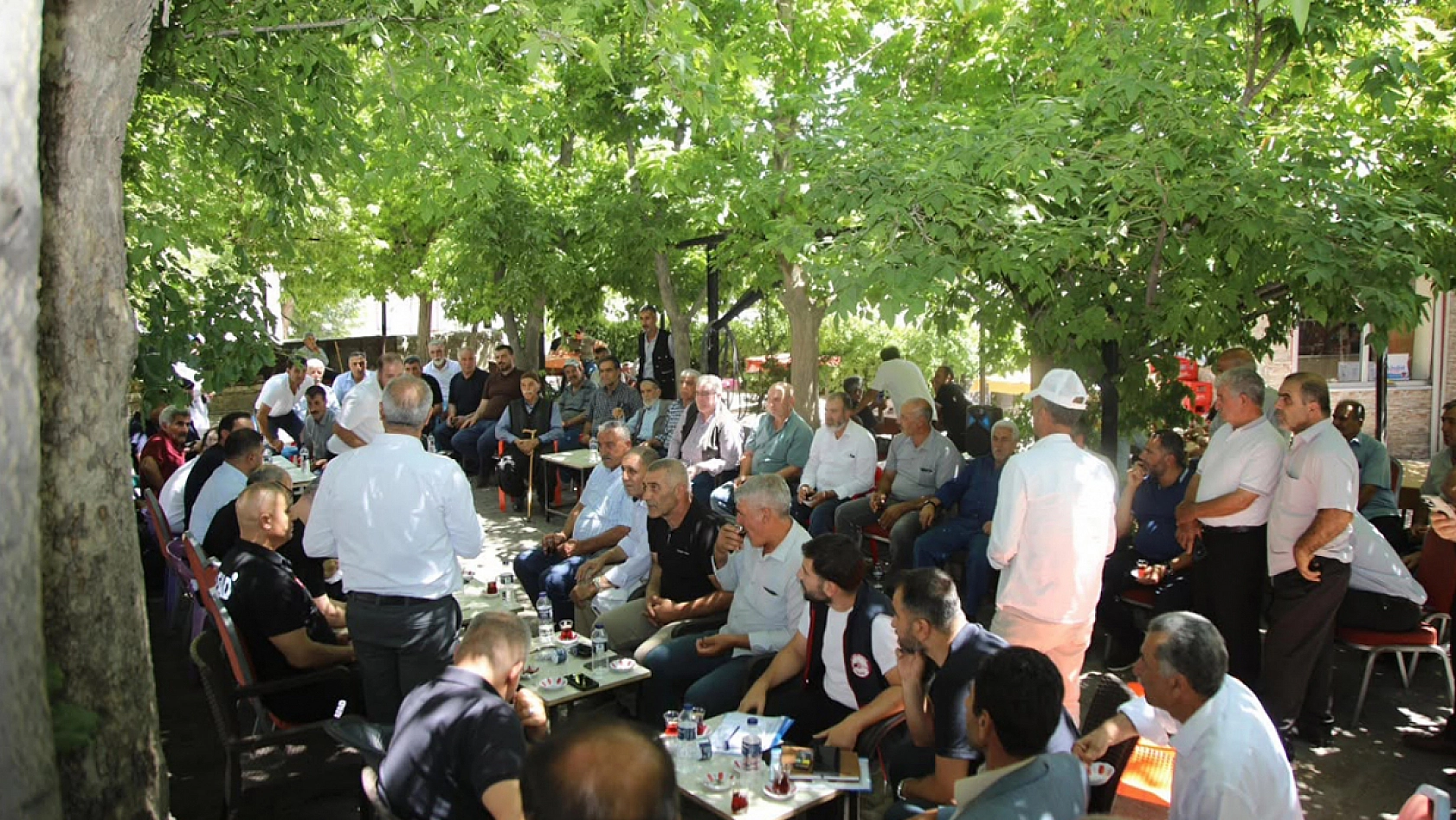 Ak Parti, kavurucu sıcaklara rağmen sahada