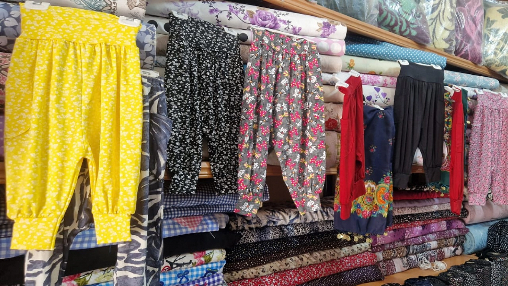 Elazığ'da esnaf dert yandı: 'Sanatkar yok, terzi yok'