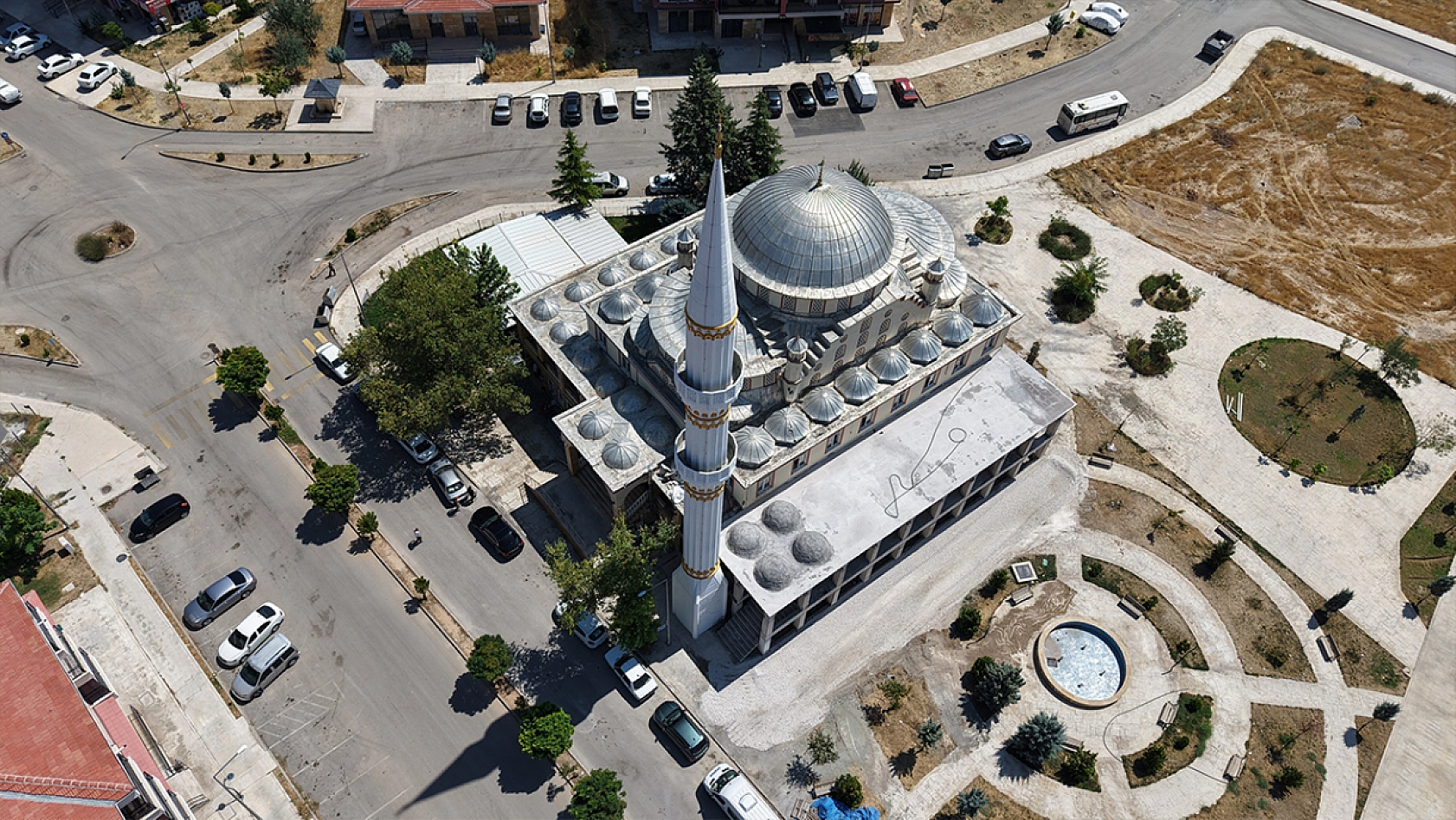 Elazığ'da yıldırımın yıktığı cami minaresi yeniden inşa edildi