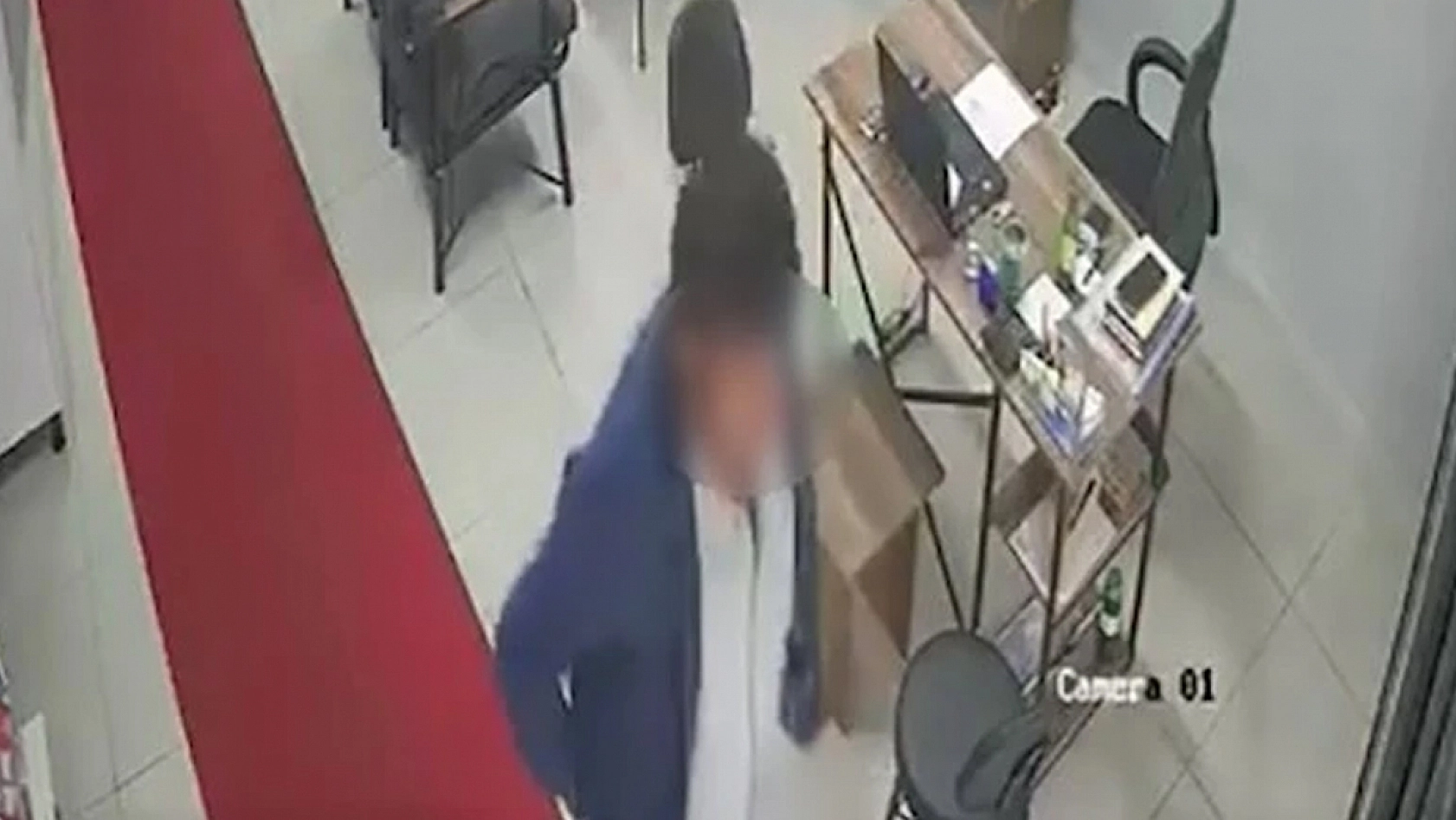 Tamirhaneye girdi, telefonu alıp kayboldu