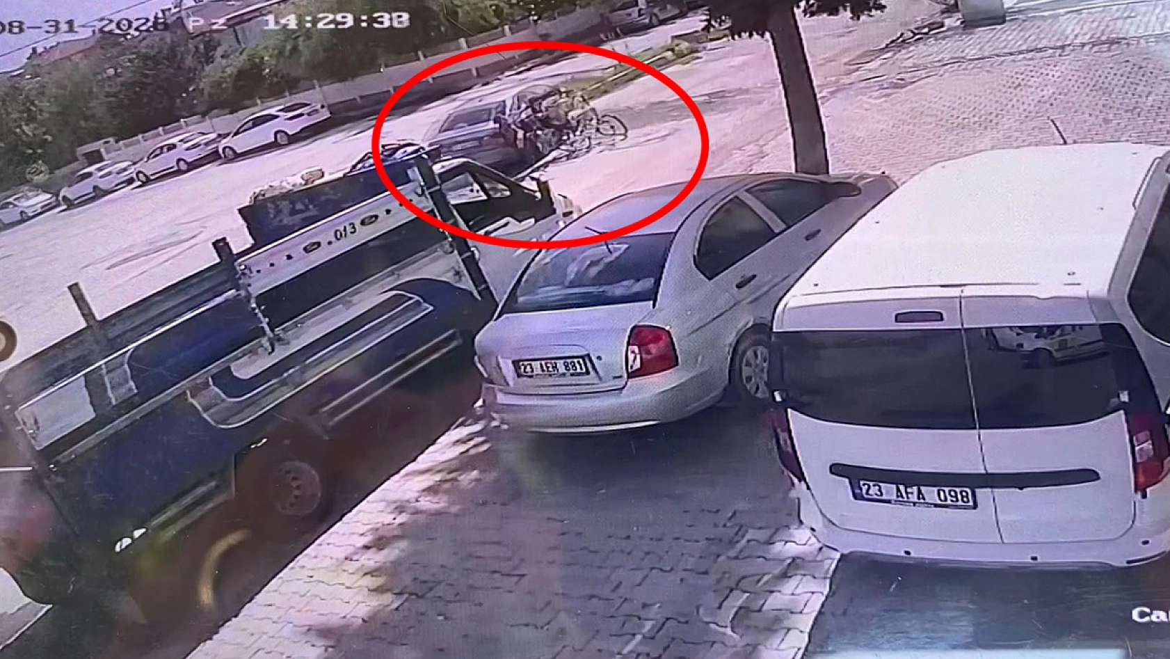 Elazığ'da bisiklet otomobile çarptı, 3 çocuk hastanelik oldu