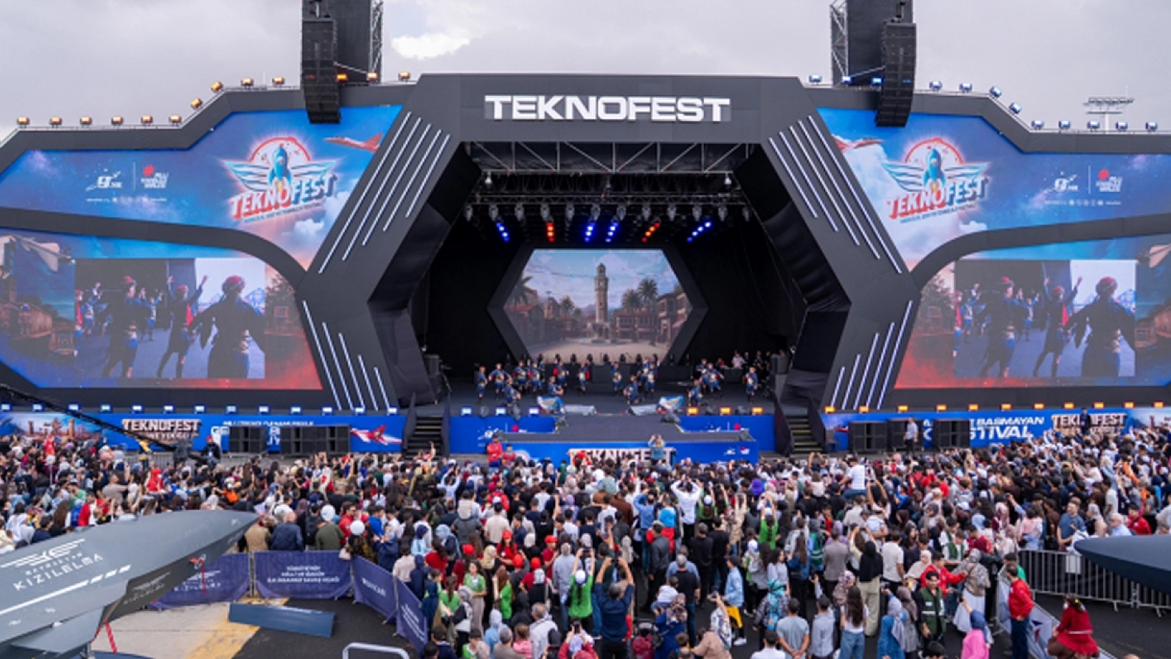 TEKNOFEST'te şaşırtan anlar: GÜRZ'ün önünde ellerini açıp dua etti