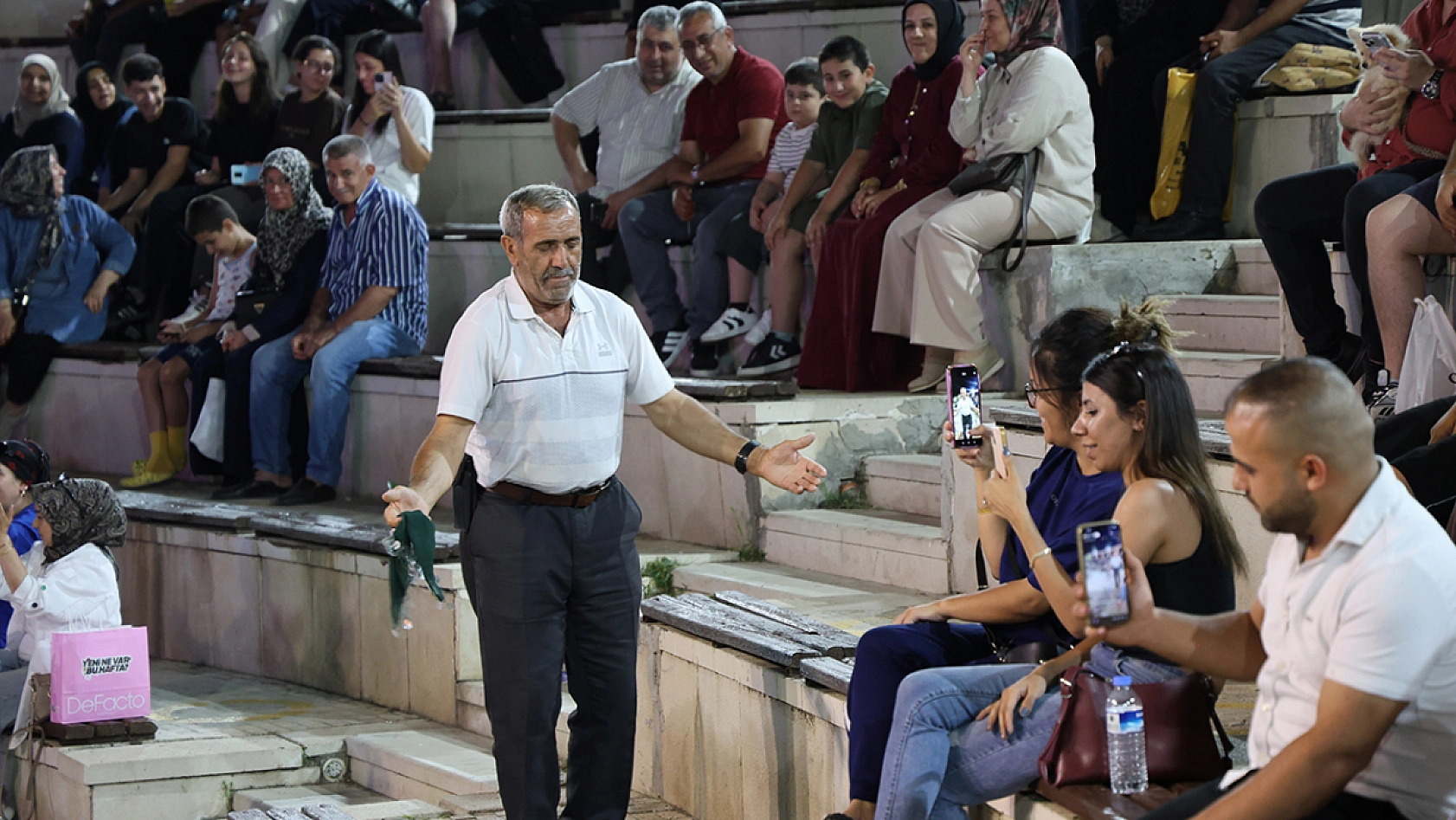 Elazığ'da ustasının bir cümlesi hayatını değiştirdi: 54 yıldır halay çekiyor