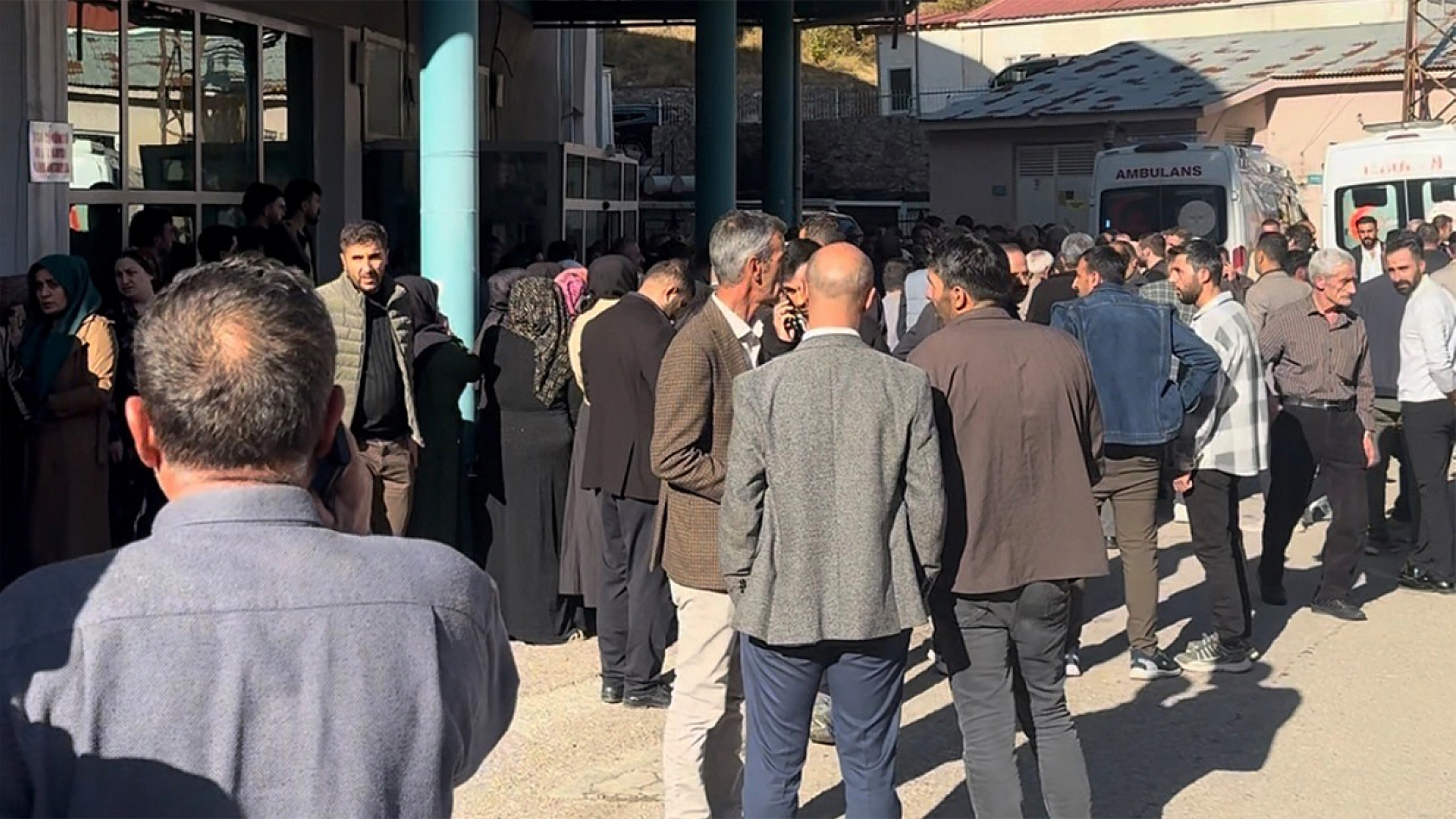 İki araç kafa kafaya çarpıştı: 1 ölü, 7 yaralı