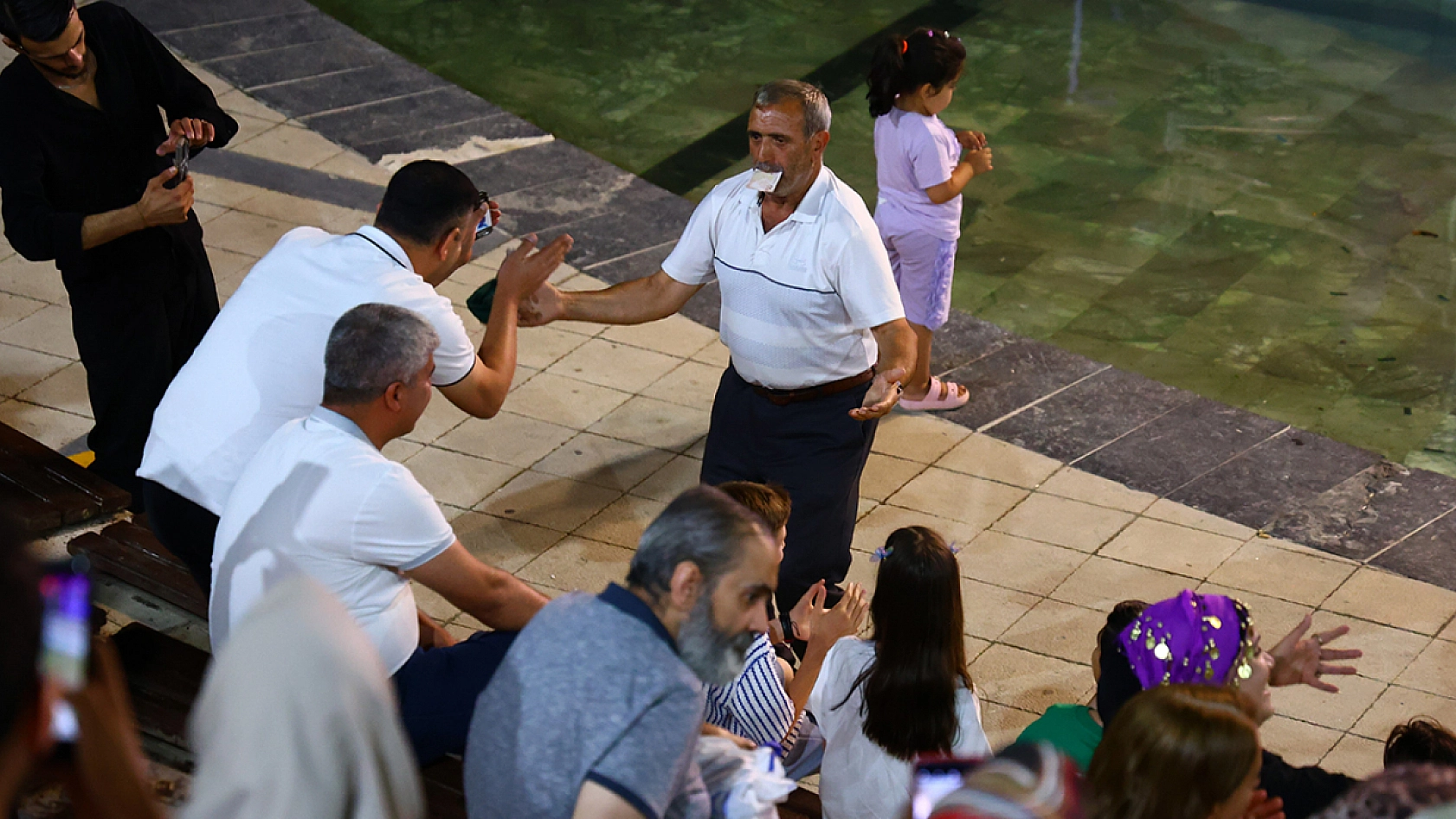 Elazığ'da ustasının bir cümlesi hayatını değiştirdi: 54 yıldır halay çekiyor