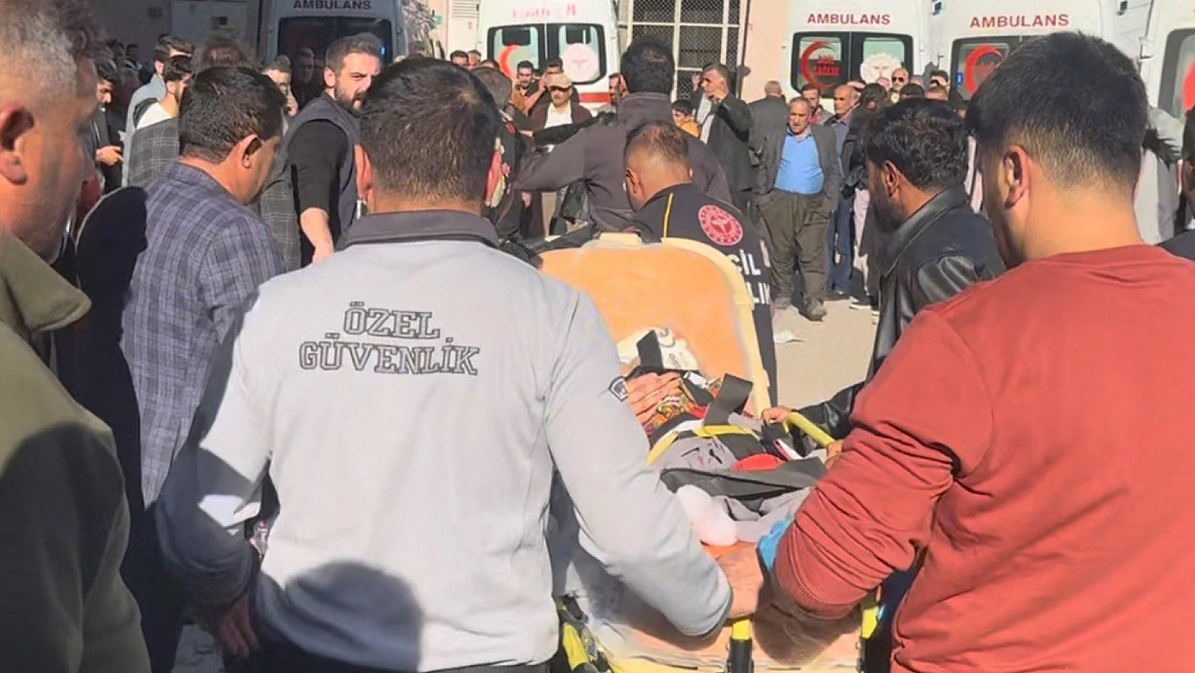 İki araç kafa kafaya çarpıştı: 1 ölü, 7 yaralı
