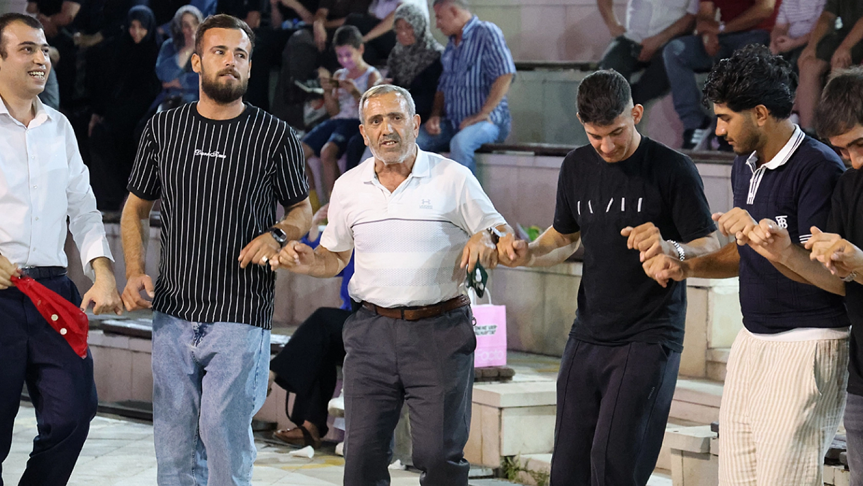 Elazığ'da ustasının bir cümlesi hayatını değiştirdi: 54 yıldır halay çekiyor