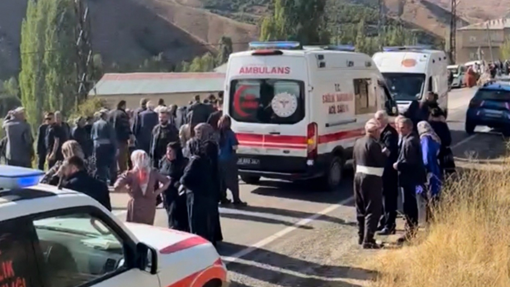 İki araç kafa kafaya çarpıştı: 1 ölü, 7 yaralı