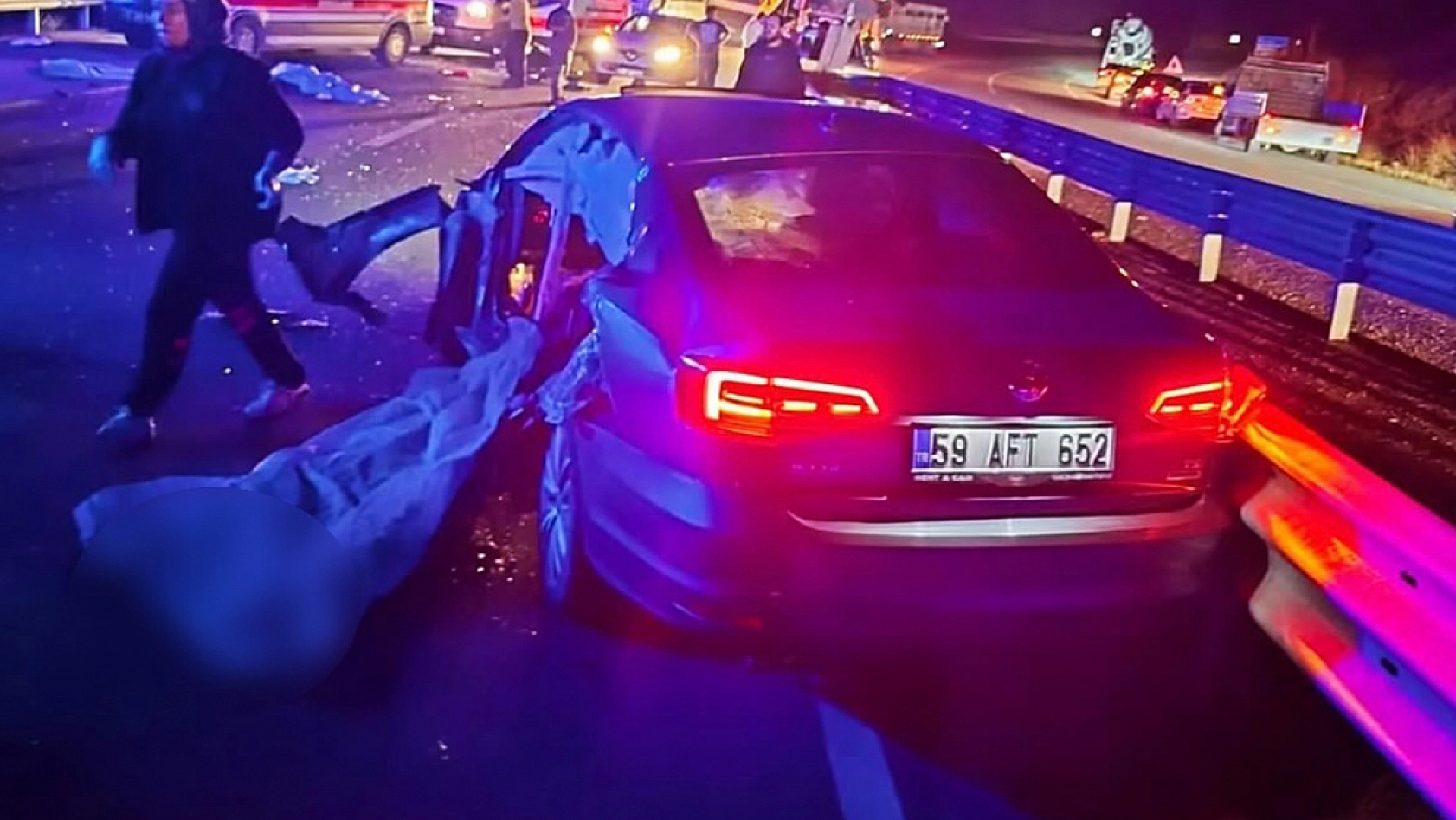 Feci kaza: otomobil bariyere çarptı, 2 ölü 2 yaralı