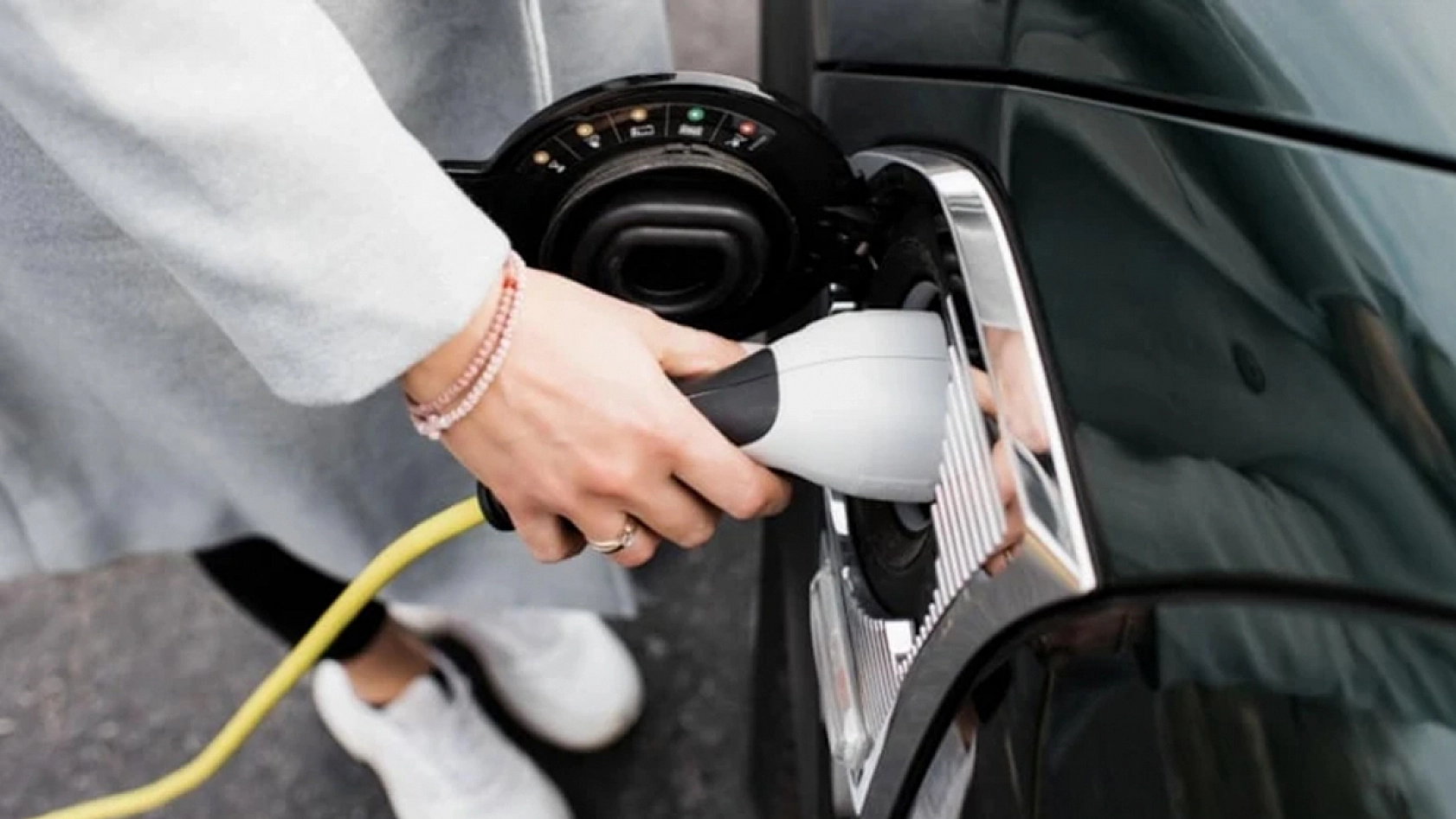 Elektrikli araçlara savunma sanayii tesislerine giriş yasağı getirildi