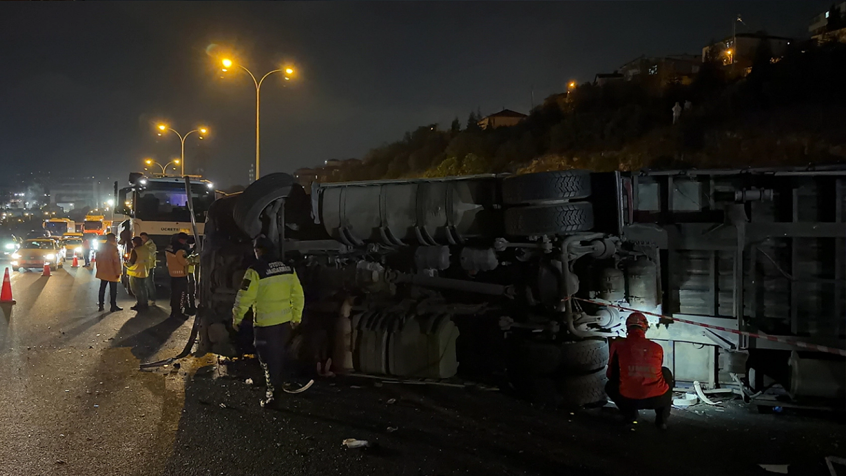 Tır dehşeti: Sürücü aracın altında kaldı