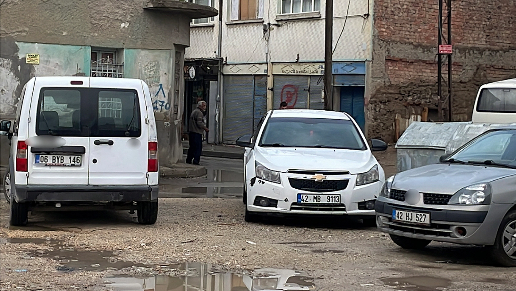 İnşaat yanında zemin çöktü, sokak savaş alanına döndü
