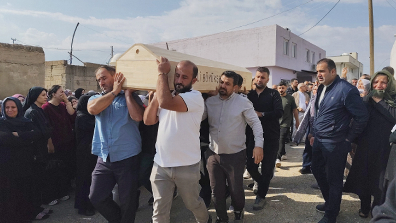2 anne ve 4 çocuk yan yana toprağa verildi