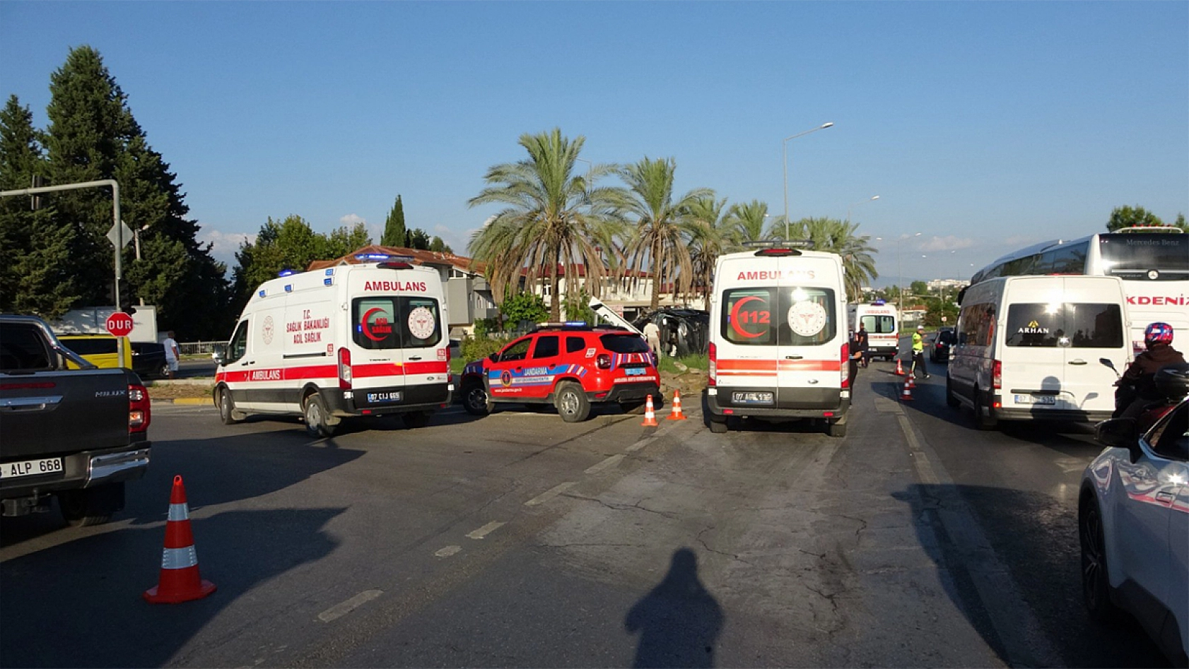 Kavşakta ölüm saçan hız: tur minibüsü 15 kişiyi yaraladı, o anlar kamerada