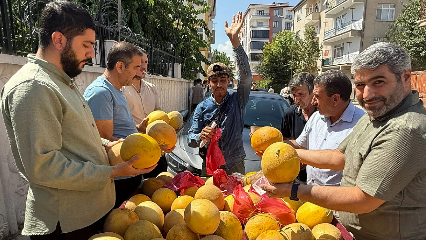 Elazığ'da 2 tanesi  50 liraya satıldı, vatandaşlar kapış kapış aldı