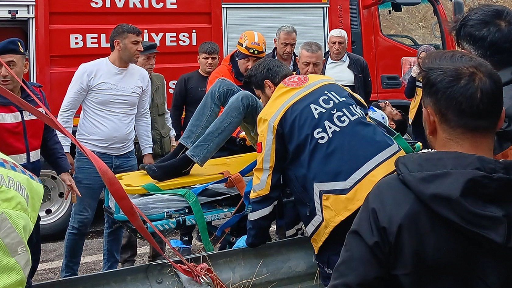 Elazığ'da küçükbaş hayvan taşıyan tır devrildi