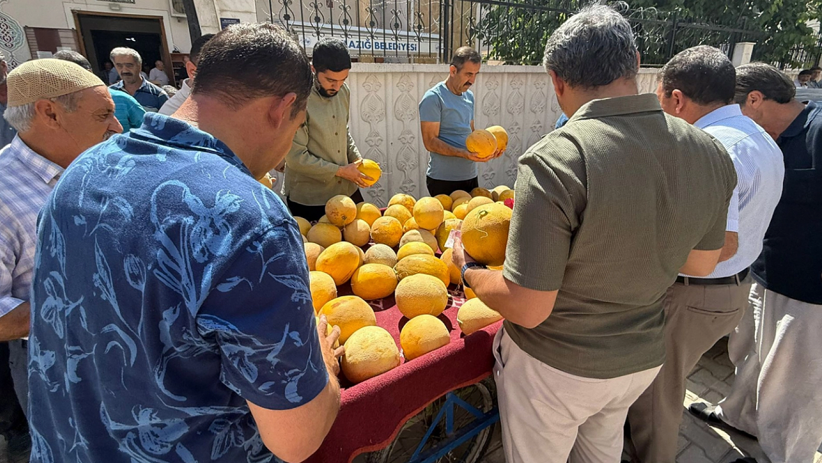 Elazığ'da 2 tanesi  50 liraya satıldı, vatandaşlar kapış kapış aldı