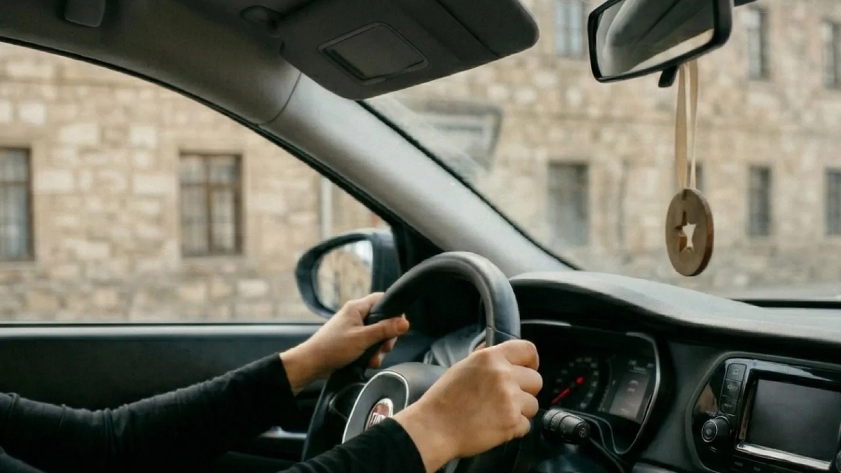 Araç sahipleri dikkat! Dikiz aynasına koku asmanın cezası var mı?