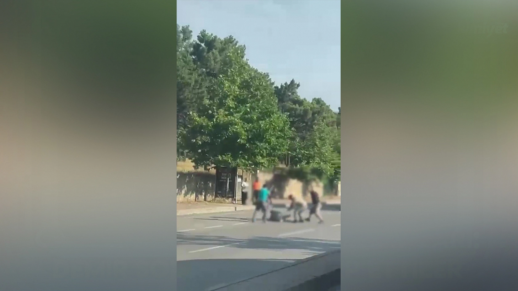 Cadde ortasında dehşet anları: Demir sopalarla darp ettiler