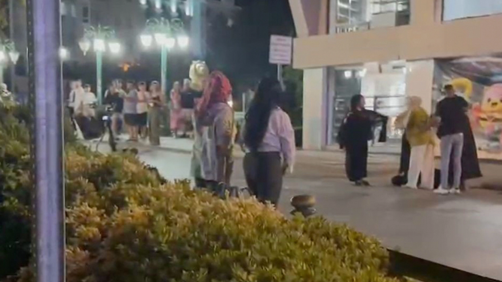 İki kadın grup arasında cadde ortasında kavga
