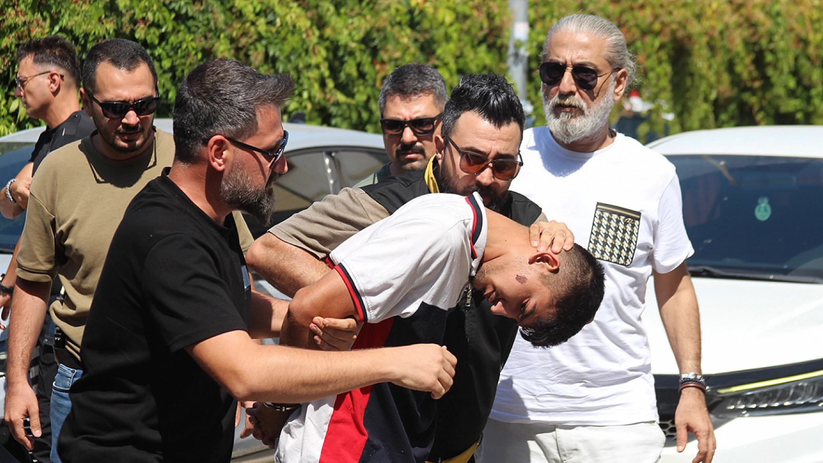 Husumetlilerine ateş açtı, yoldan geçen başkasını öldürdü