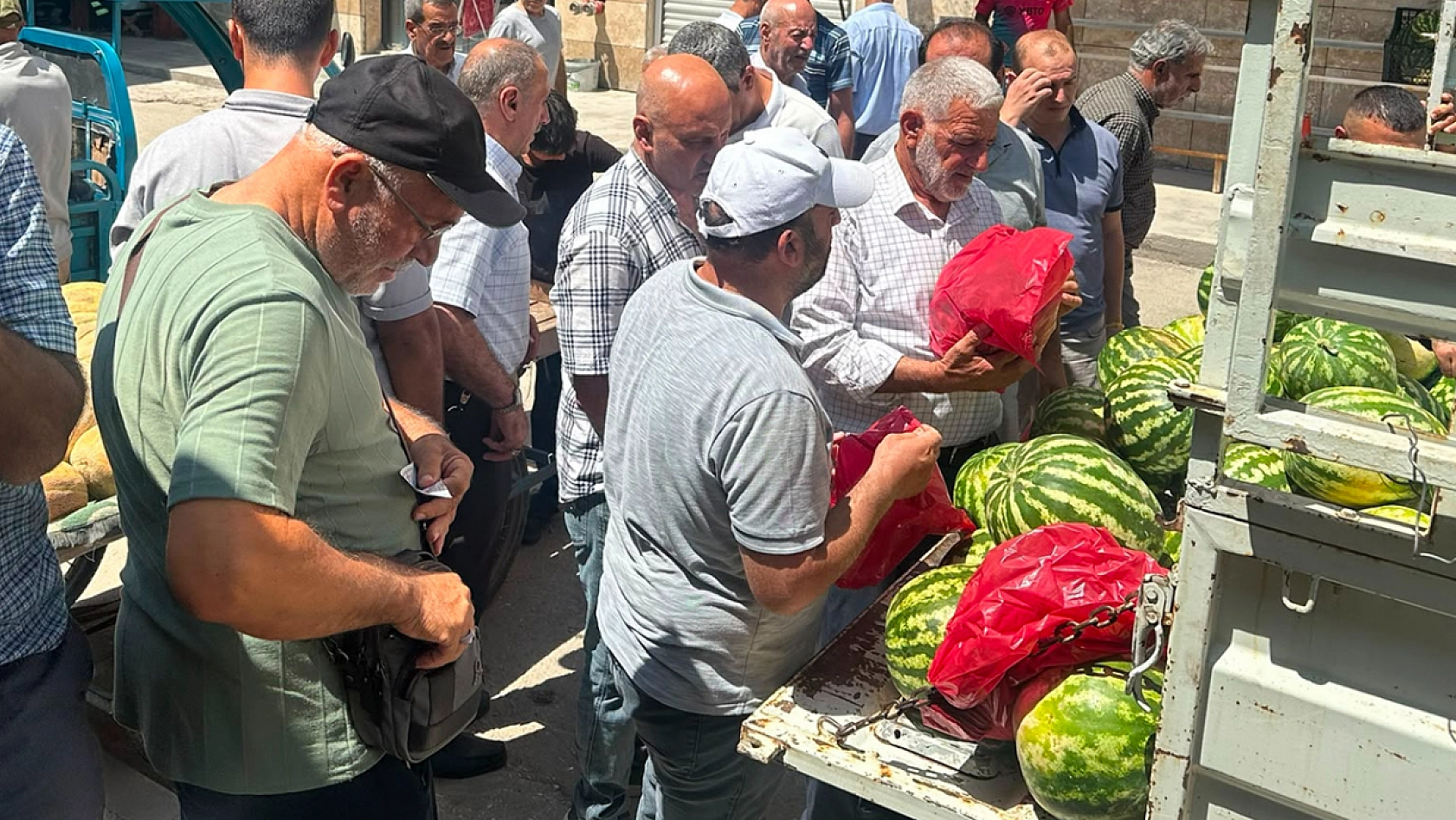 Elazığ'da fiyatını duyan poşet poşet aldı