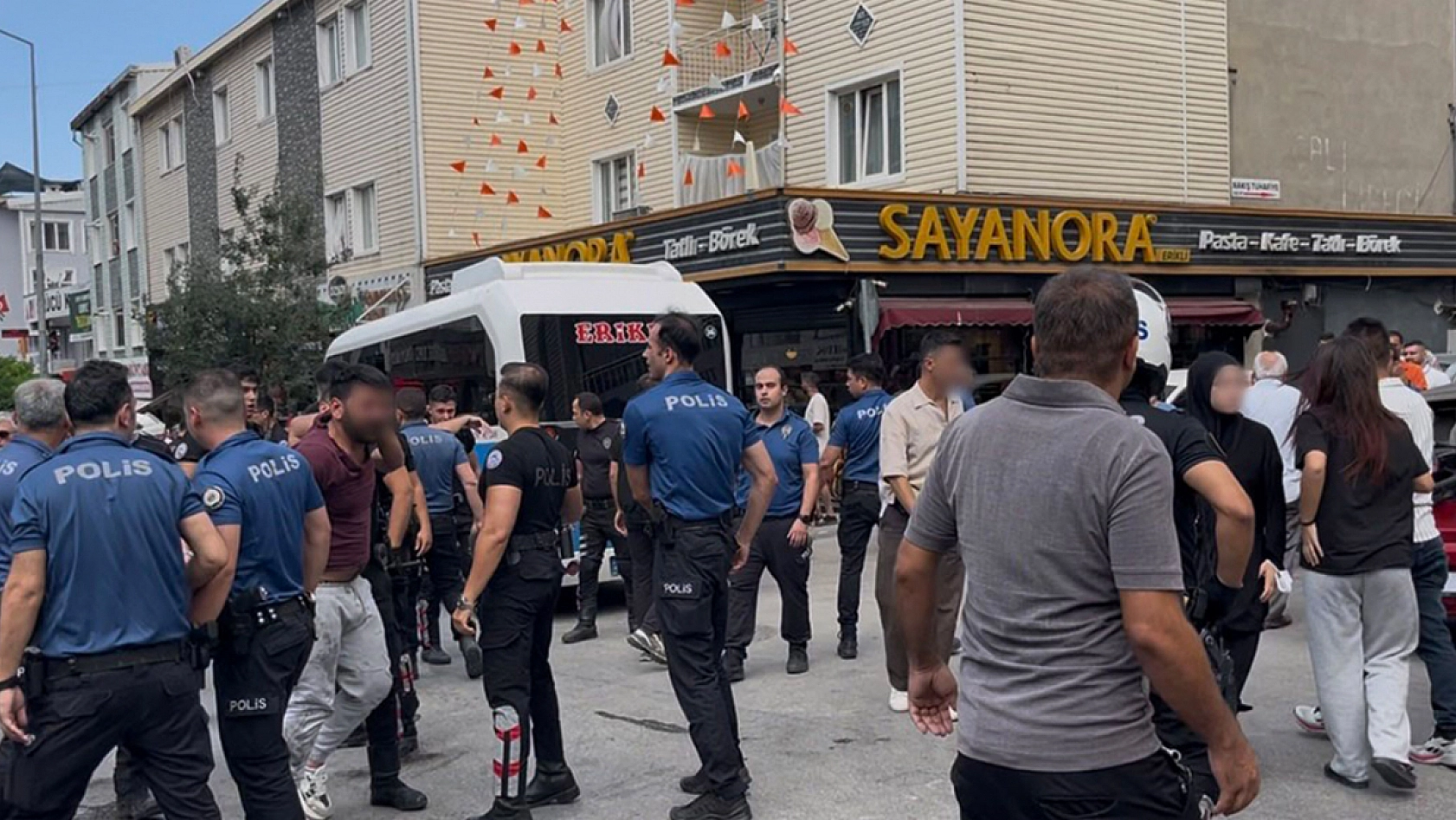 Akraba kavgasında 1 kişi bıçaklandı, 6 kişi yaralandı