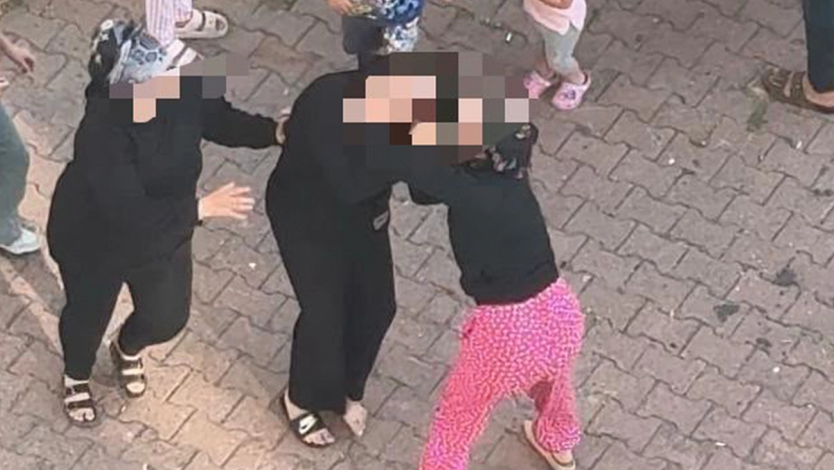 İki kadın saç başa kavga ettiler