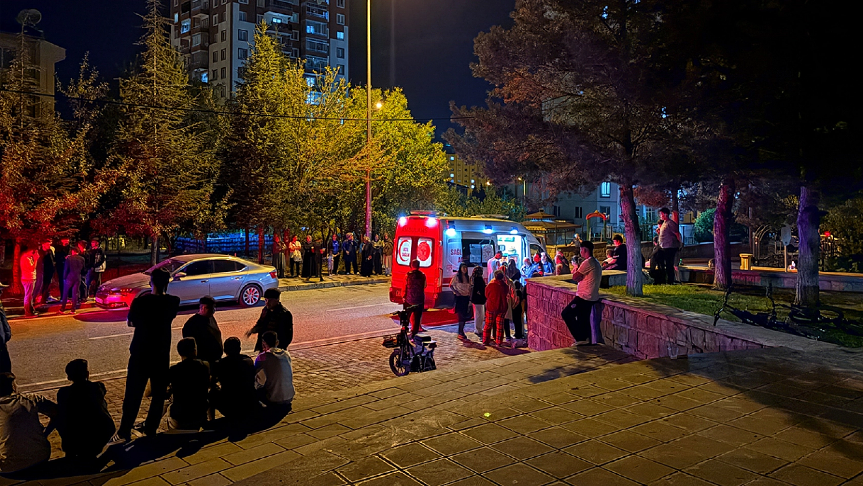 Bıçaklı kavga kanlı bitti: 1'i ağır 3 yaralı