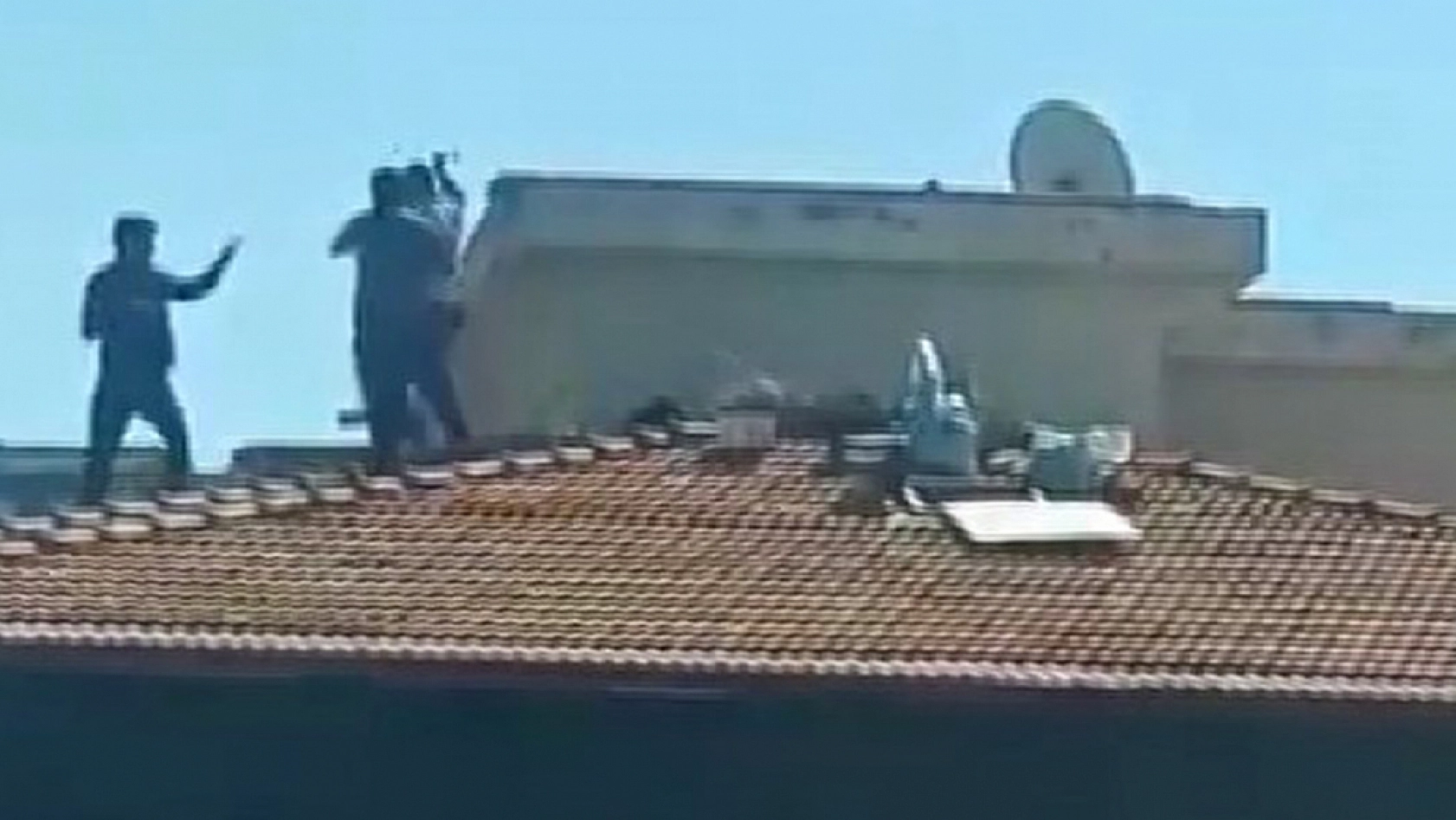 Bina çatısında yürekleri ağza getiren kavga