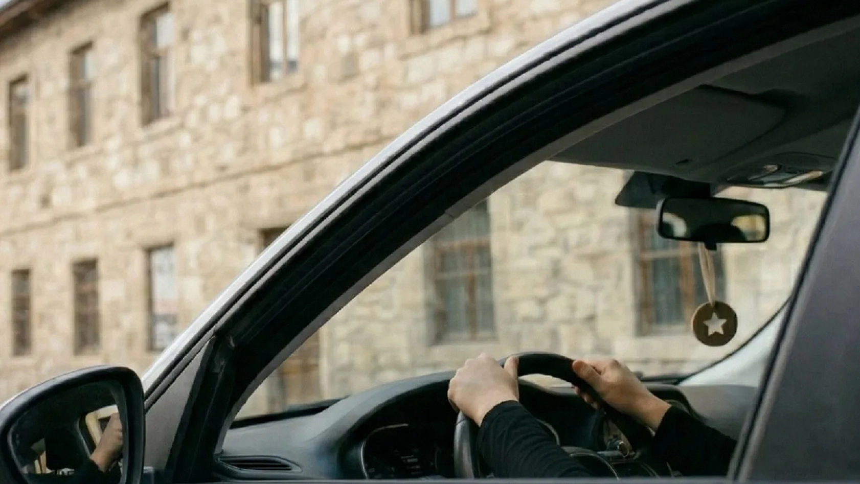 Araç sahipleri dikkat! Dikiz aynasına koku asmanın cezası var mı?