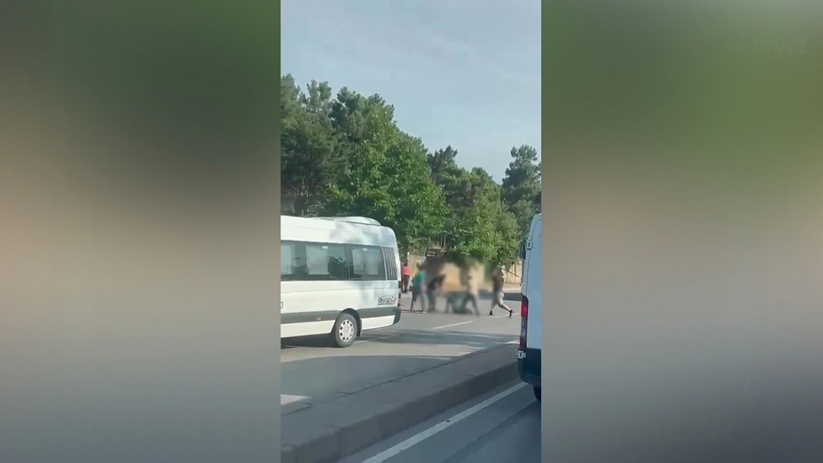 Cadde ortasında dehşet anları: Demir sopalarla darp ettiler