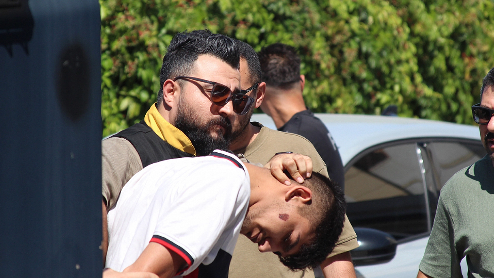 Husumetlilerine ateş açtı, yoldan geçen başkasını öldürdü