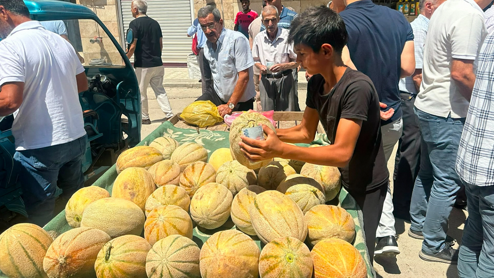 Elazığ'da fiyatını duyan poşet poşet aldı