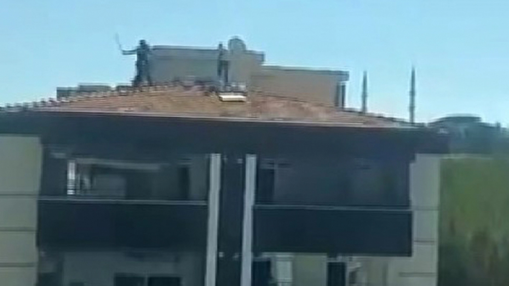 Bina çatısında yürekleri ağza getiren kavga