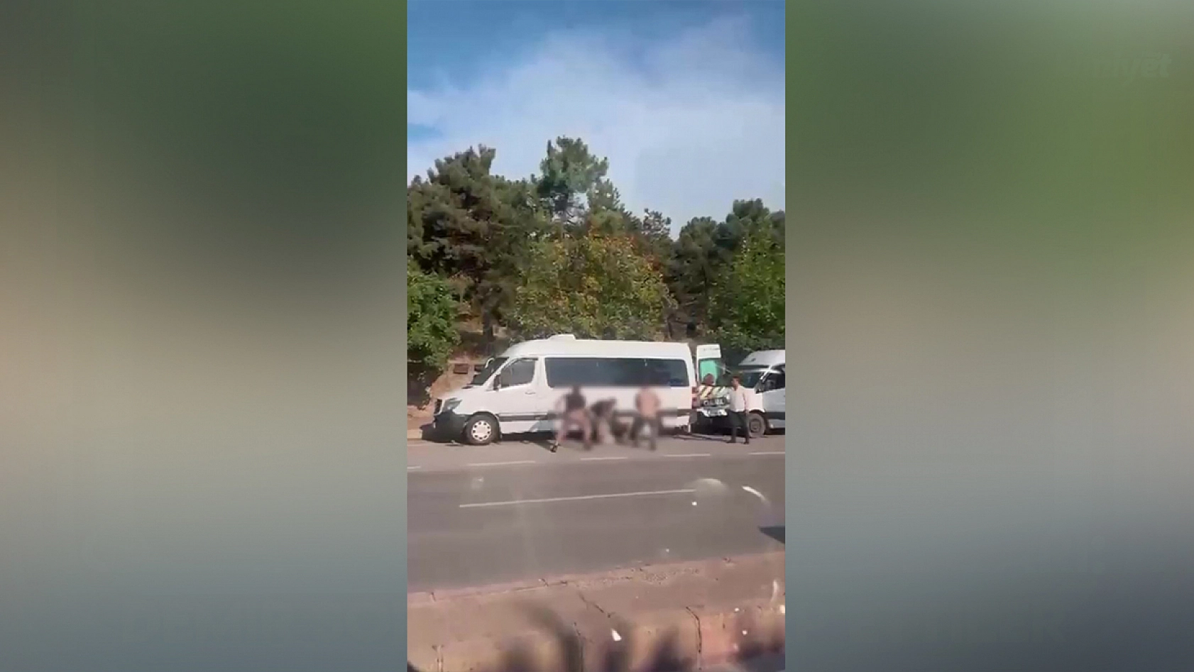 Cadde ortasında dehşet anları: Demir sopalarla darp ettiler