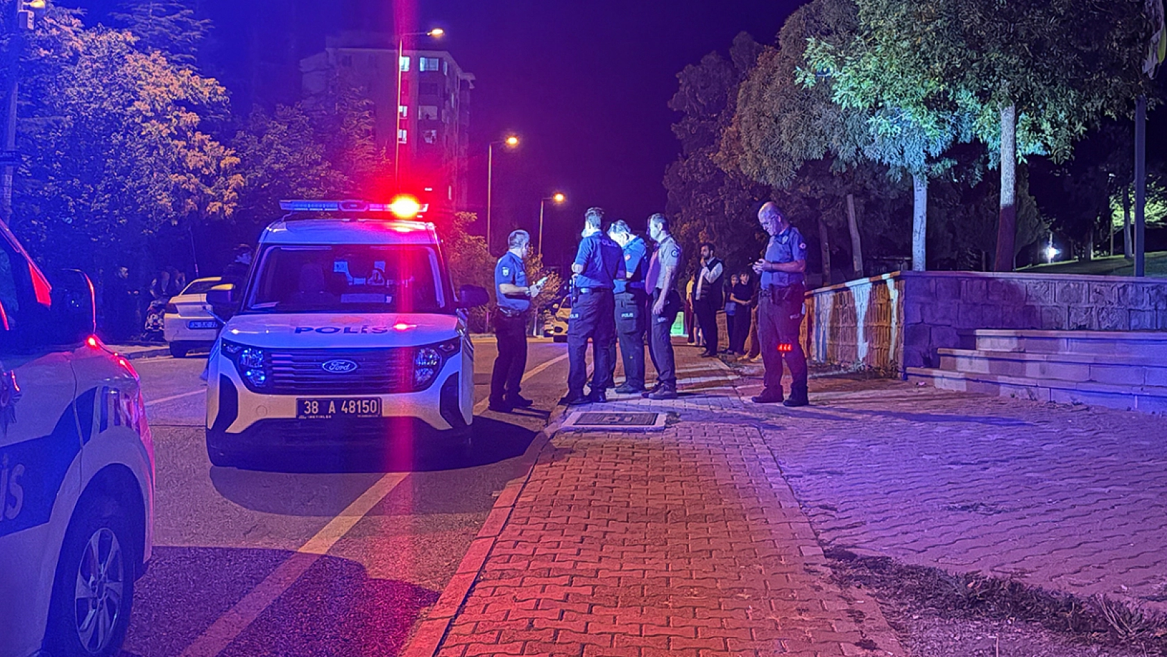 Bıçaklı kavga kanlı bitti: 1'i ağır 3 yaralı