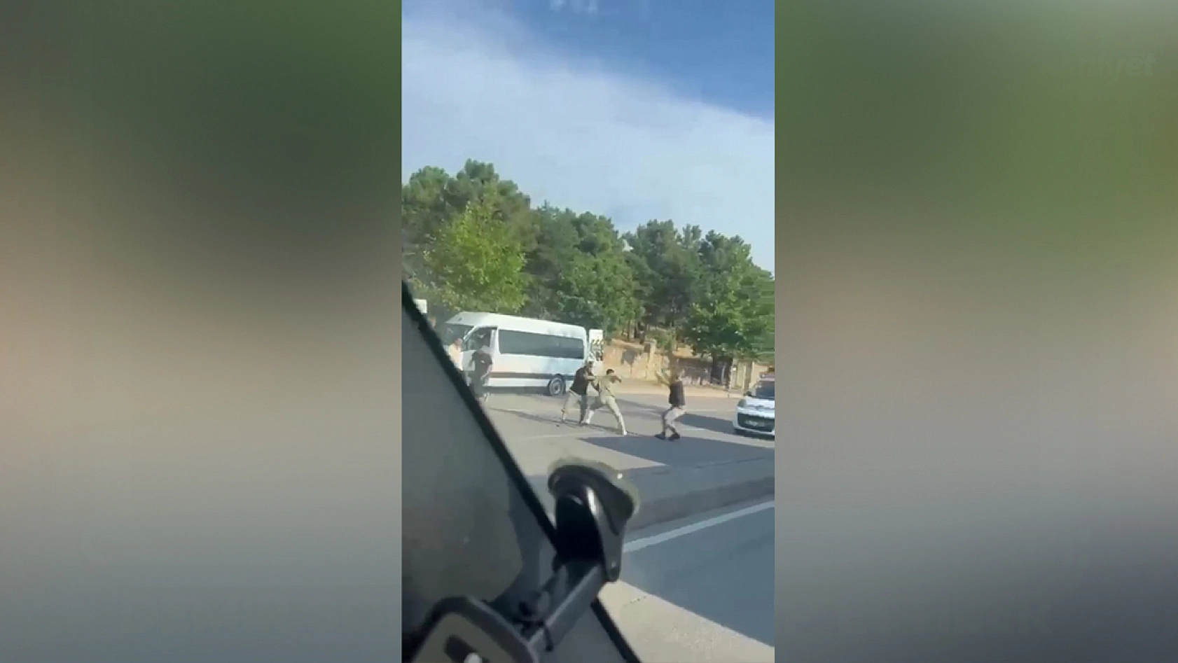 Cadde ortasında dehşet anları: Demir sopalarla darp ettiler