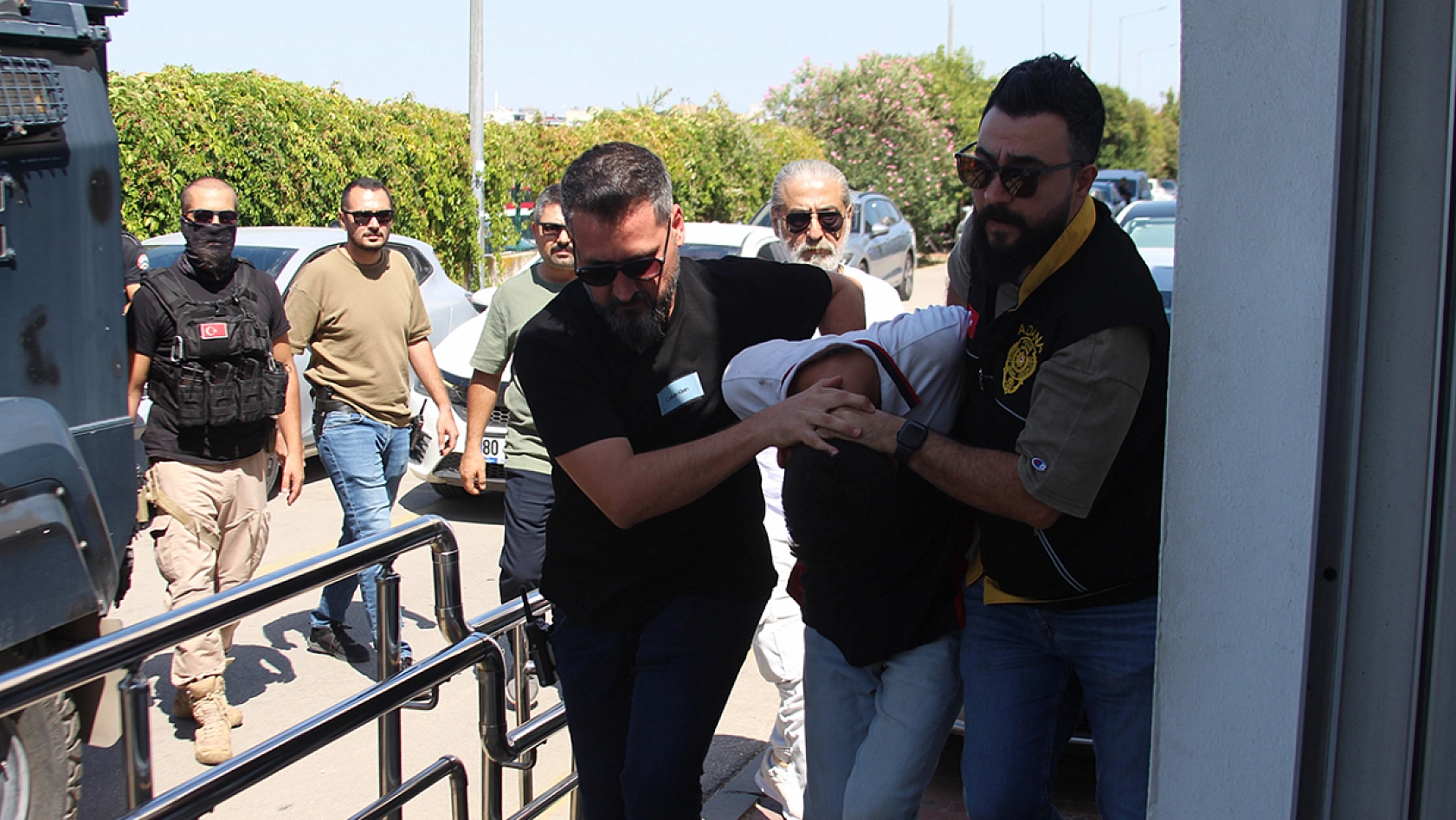 Husumetlilerine ateş açtı, yoldan geçen başkasını öldürdü